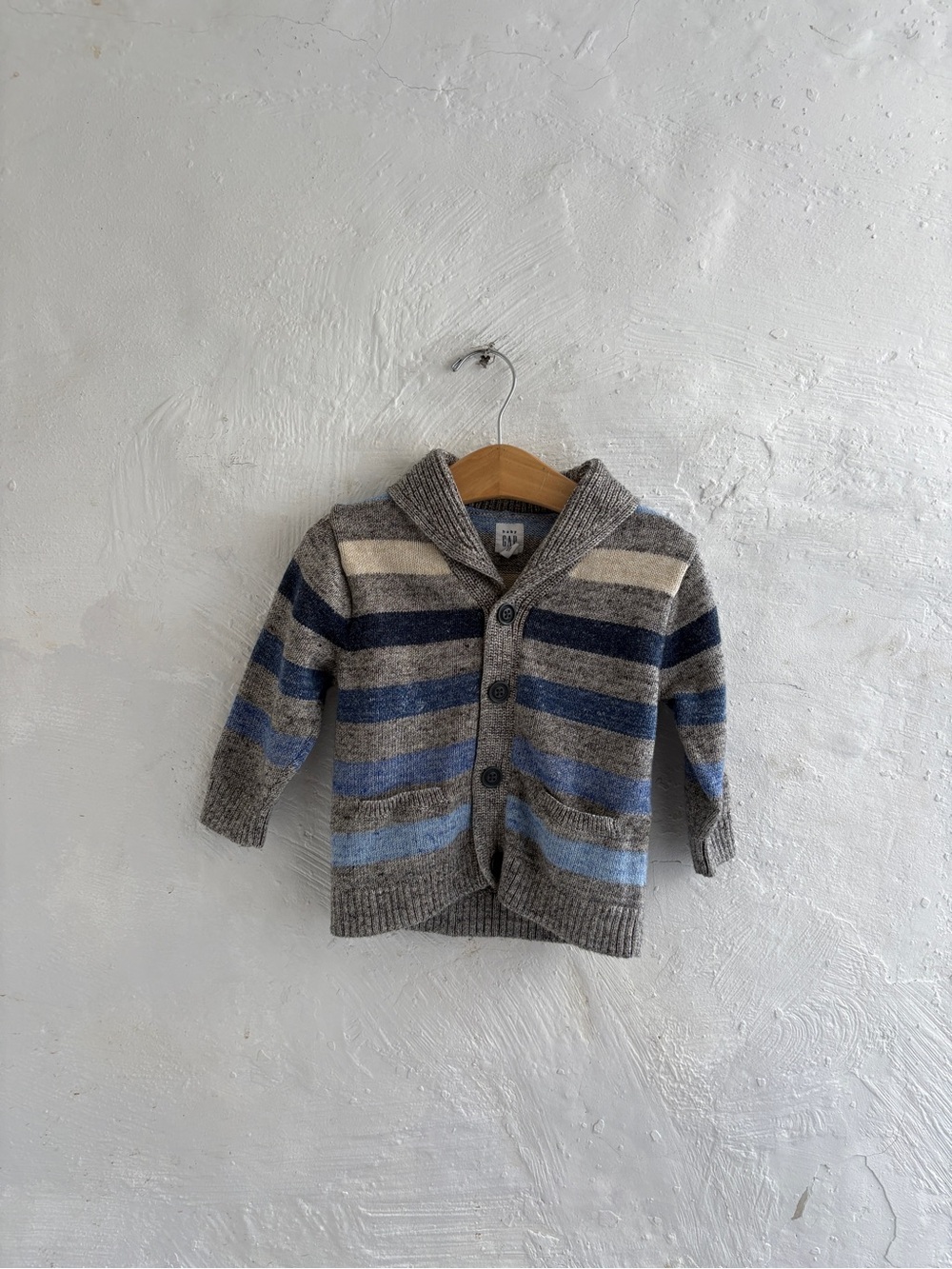 Knitted GAP boys sweater with a collar